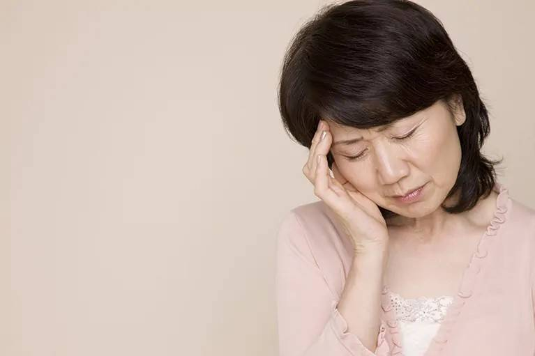 【更年期障害の真相】「年齢のせい」はウソ?|本当の正体は『胸椎の自律神経圧迫』と交感神経の暴走(脊椎調整)