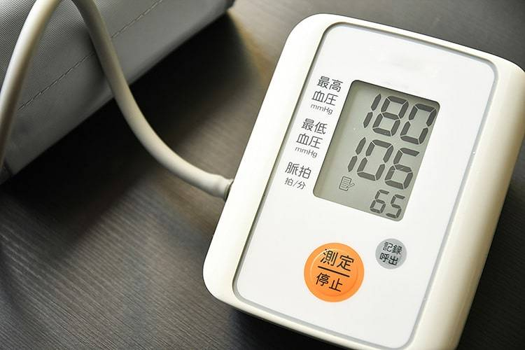 【高血圧の真実】「年齢や塩分のせい」は間違い?|本当の原因は『胸椎の自律神経圧迫』と交感神経の暴走