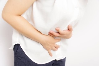 背中、脇腹の痛みの原因と根本的な治療方法について