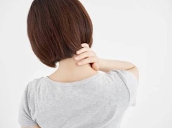 腕のだるさ、しびれ、痛みは何故起きる？根本的に治す方法は？